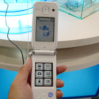 試作機として参考出品されたユニバーサルデザインの携帯端末。参考出品ながら実際に触れる状態で展示されていた