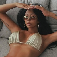 全然覆いきれていない…Jessi、水着姿で際立つ規格外のボリューム感！妖艶さたっぷり