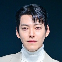 俳優キム・ウビン、結婚後初めて公の場に姿を現す！スーツ着ていつにも増してダンディーに【独自写真】