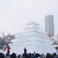 会津鶴ヶ城の巨大雪像のステージ（（ｃ）HTB）。夢グループ石田重廣社長と保科有里のステージに人だかり。【撮影：編集部】