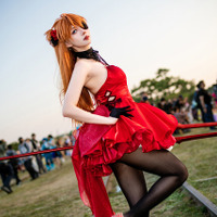 真紅のドレス×黒タイツのハイヒールで美脚が映える！「エヴァ」アスカは振り向きポーズの背中も美しすぎた 画像