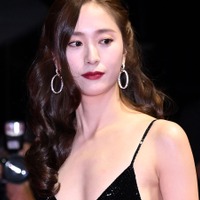 下着にジャケットでクールな印象　“元少女時代”メンバーの姉を持つクリスタル、NYで大胆ルック披露