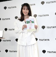 菅井友香【撮影：小宮山あきの】