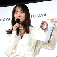 菅井友香【撮影：小宮山あきの】