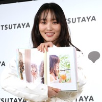 菅井友香【撮影：小宮山あきの】