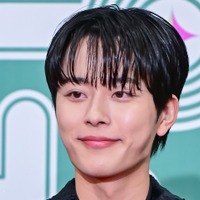 交際3カ月で熱愛発覚の『プデュ』出身若手俳優、初めて心境を明かす！照れくさそうな表情が話題