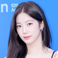 LE SSERAFIM・カズハ、“紐なしドレス”で見せた大人の色香…胸元ギリギリまで開いた衣装が話題