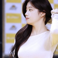 思わず見てしまうボリューム感…サロンオーナーの顔も持つ韓国チア、試合前の一瞬を激写 画像