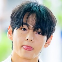 BTS・Vこそ真のインフルエンサー、行く先々が“聖地”に　一挙手一投足を海外メディアが特集