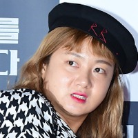 出国禁止の “注射おばさん”、違法施術疑惑を暴露した韓国タレントの元マネを攻撃「私の前では笑っておいて…」