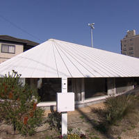 360度ガラス張りで庭を一望！ 近未来の平屋を紹介『住人十色』 画像