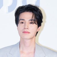 結婚はまだ遠い？『トッケビ』俳優イ・ドンウク（44）、自虐恋愛トーク「女性からアプローチない」