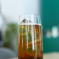 トニックウォーターをコーヒークラフトと混ざり合わないよう、ゆっくり注ぐ【撮影／平木昌宏】