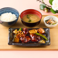 鶏と野菜の黒酢あん膳（税込1,199円）