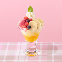 カシスシャーベットとフルーツヨーグルトのミニパフェ（税込495円）