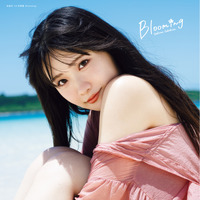 書影カット／坂倉花1st写真集『Blooming』（C）KADOKAWA