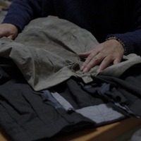 亡くなった男性のワイシャツと母親『未解決事件 File.13 新宿 歌舞伎町ビル火災』（C）NHK