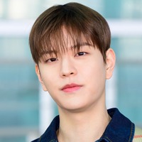 Stray Kids・スンミン、デニムルックで洗練された着こなしを披露！爽やかにイギリスへ