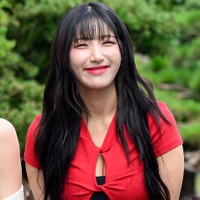 ボリューム感半端ない！チョウォン、胸元にハラハラ…キュッと絞られた衣装で際立つ“恵体”