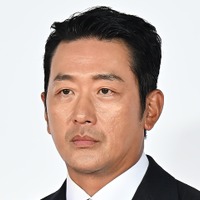 11歳下インフルエンサーと熱愛の韓国俳優、スキンヘッド姿で激変！交際相手の“タイプ”俳優と写真も