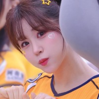 健康美の完成形なのに「刺激が強すぎる」　韓国チア、隠し切れない“反則級ボディ”で男性誌の表紙に！