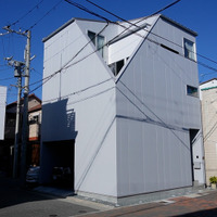 角の部分をそぎ落とした内側は、光を採り込むインナーバルコニーに©MBS