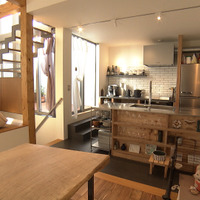 間仕切りがないひとつながりのリビングダイニングキッチン©MBS