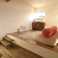 間仕切りのないリビング　段差でゆるく空間を分けている©MBS