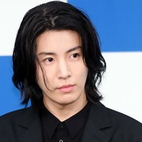 綾瀬はるかとの熱愛説でも話題になった韓国俳優、“王子様キャラ”は生まれつきではなく「母の教育方針」