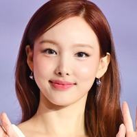 「ヤバイよ…」TWICE・ナヨン、“胸元パックリ”衣装でしゃがむ大胆ポーズに視線釘付け！
