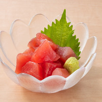 まぐろブツ盛り　３９０円（税込４２９円）