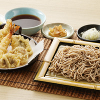 海老と4種の北海道産天ぷらと藪そば（1人前）1,410円（税込）