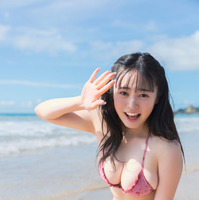 “全鳥取県民の妹”白濱美兎、海浜浴場で圧巻のプロポーション披露！デジタル写真集の誌面カット公開 画像