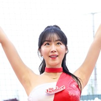 真っ赤なチャイナドレスで際立つ“豊満ライン”　韓国美女チアのアン・ジヒョン、台北で魅せた悩殺ショット