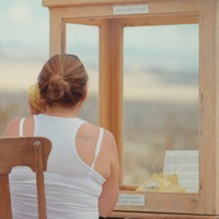 砂漠に置かれた風の電話『それからの、風の電話』（C）NHK