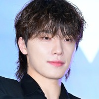 「ボタン閉めて！」SEVENTEEN・ディノ、素肌覗くスーツ姿で“色気爆発”…艶っぽビジュでファン魅了！