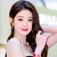 組み替える美脚にドキッ…IVE・ウォニョン、“透けタイツ”映えるミニ丈で魅了「危険な美しさだ」