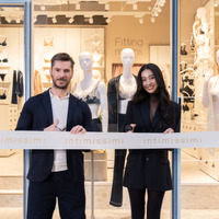 左：カルツェドニアジャパン株式会社 カントリーマネージャー、アンドレア・ジェンティーレ（Andrea Gentile）、右：Intimissimi ローカルアンバサダー Kōki,