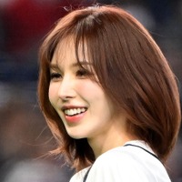 Red Velvetウェンディ、デビュー日から12年推し続けてくれた古参ファンの結婚式にサプライズ登場