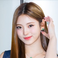 肌に吸い付くシルクドレスからの“生美脚”にドキッ…アンナ、ベッドで放つ色香にノックアウト