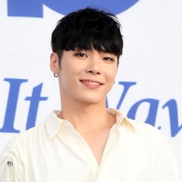 薬物取引現場の映像で物議も…5日後にコンサートを控えた状況で突然この世を去った韓国歌手、1周忌