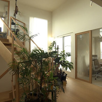 リビングダイニングと最上階の間には寝室と妻の書斎兼仕事部屋を設けた©MBS