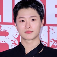 「今でも死因は分からない…」海外で父を亡くした韓国歌手、遺骨箱を抱え帰国した過去を告白