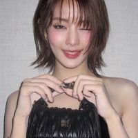 「ほぼ見えてる？」サイド全開シャツで“ふくらみの始まり”をファッションに昇華させたミンニ、視線独占