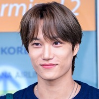 EXO・カイ、パリで見せた“パステルブルー”コーデに絶賛の声！気品あふれる佇まいで視線を独占