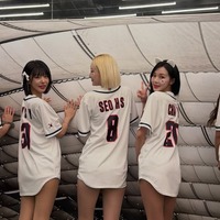 【写真】あれ、ズボンは!? 来日した韓国美女チア軍団、後ろ向きポーズで魅せた驚愕の“美ライン”にファン悶絶