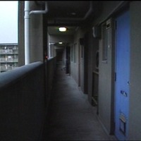 事件現場となった団地の廊下（C）NHK