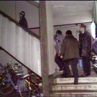 事件現場の団地　現場に入る捜査員（C）NHK