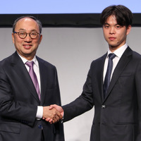 （左から）三菱電機・漆間啓CEO、燈・野呂侑希CEO【撮影／平木昌宏】