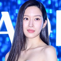 「ほぼ全部見えてる」衣装で話題に！ムン・ガヨン、ずり落ちそうな“紐なし”ドレスから美デコルテあらわ